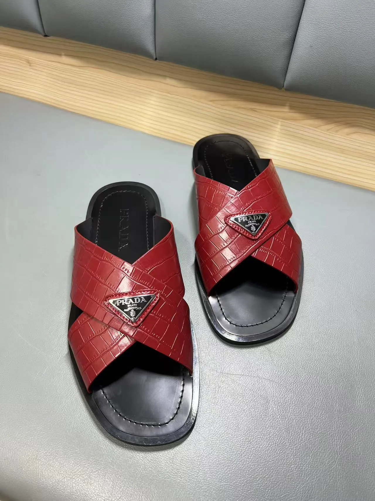 340💰PRADA Prada’s latest slippers are synchronized with the official website. This slipper is made of the brand’s unique and iconic Saffiano leather. The brand logo jumps out from the double straps, and the brand style is clearly visible. Cowhide gives men elegant charm and functional design, making it an ideal choice for vacation and leisure. Size:38-45